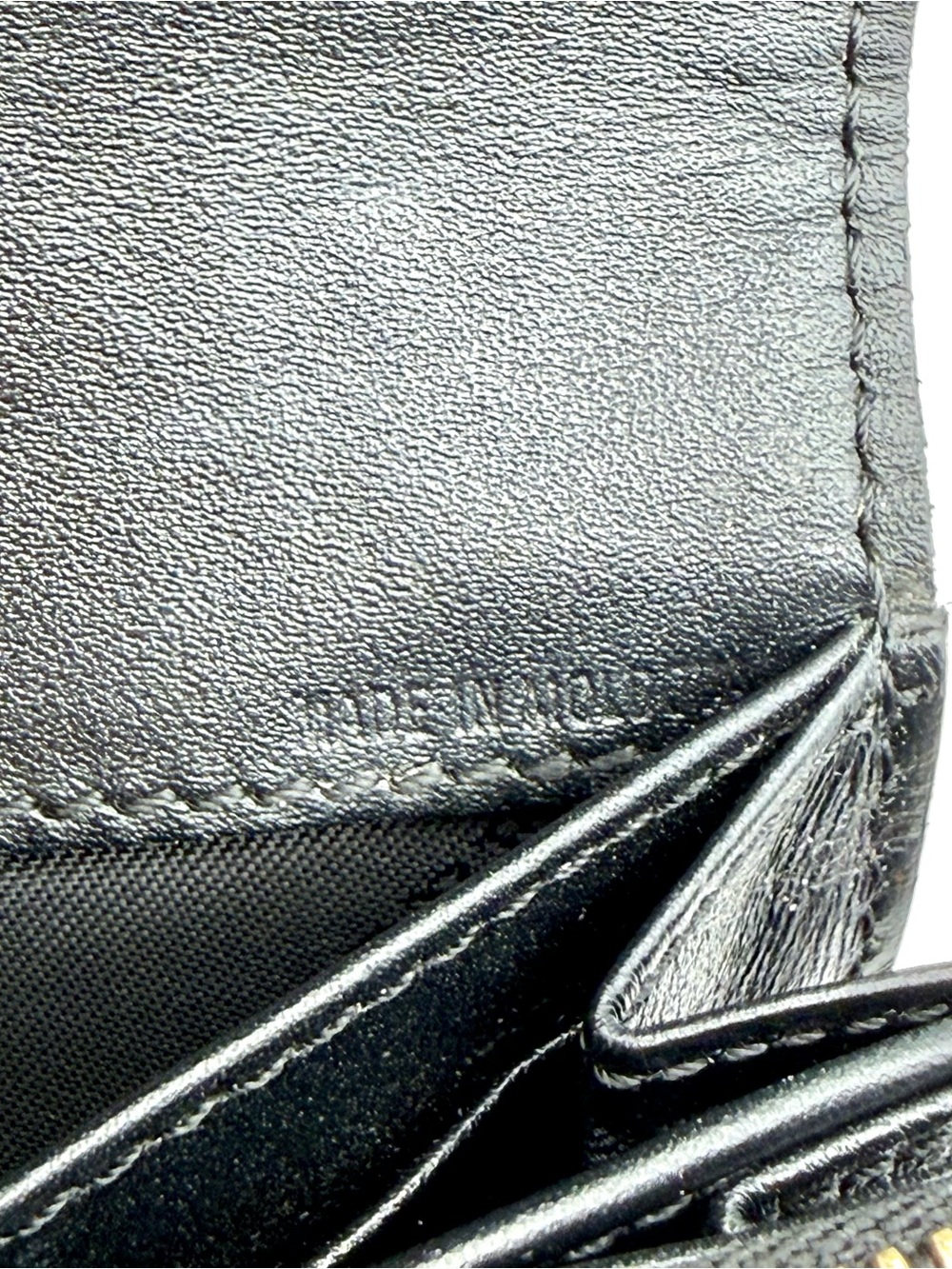 Burberry Embossed Pattern Black Leather Wallet | New Zipper Pull - Picture 3 of 16